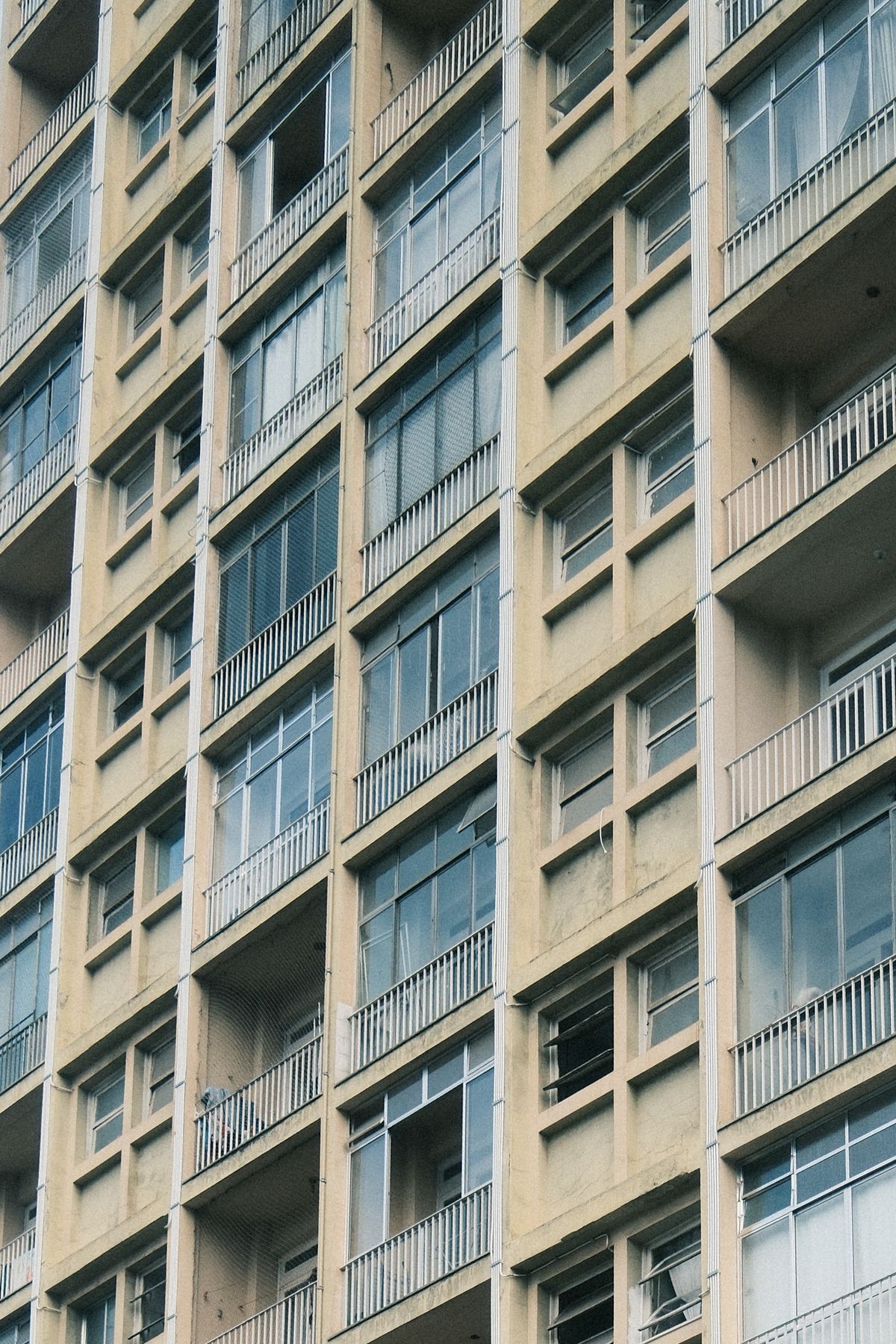 Fachada de edifício residencial em área urbana no Brasil